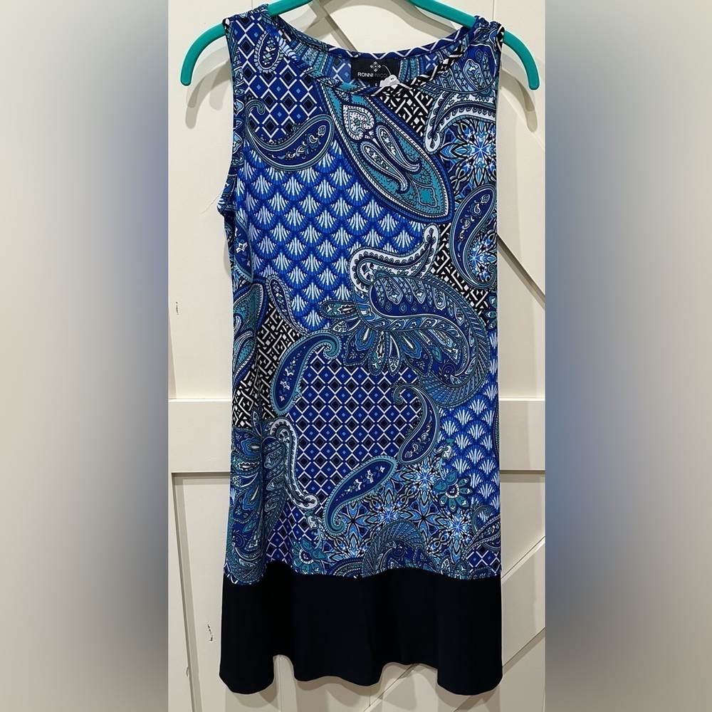 EUC Ronni Nicole sleeveless dress. Size 6. Pit 19” Length 35”.